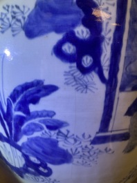 Drie grote Chinese blauw-witte vazen met figuren in een landschap, Transitie periode